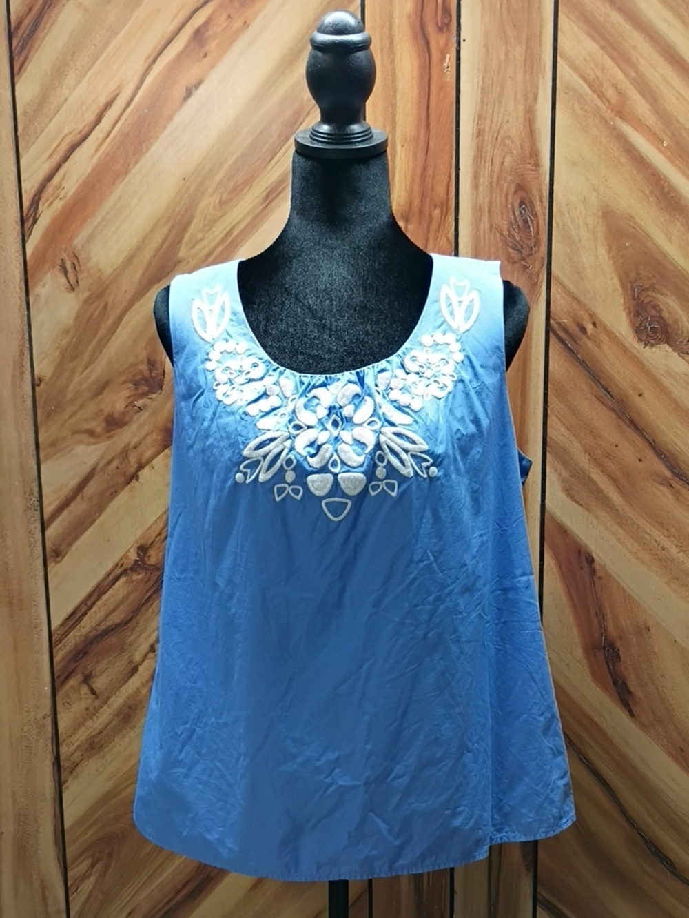 Vineyard Vines 100% Cotton Blue Top Floral Embroidery Size 10